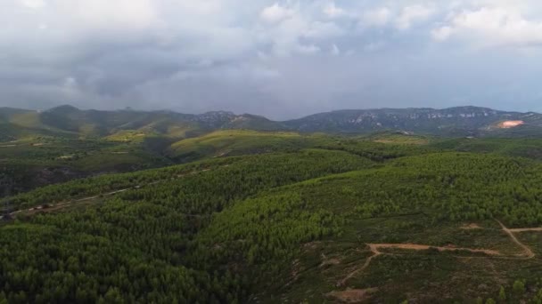 Kara Bulutlarla Kaplı Hilly Arid Manzarasının Çekimi Döner — Stok video