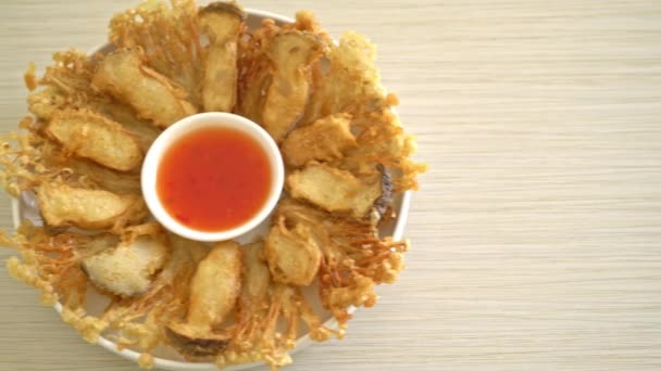 Frittierter Enoki Pilz Und Austernkönig Mit Würziger Dip Sauce Vegane — Stockvideo