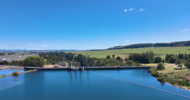 Aerial Follows Car Pulling Caravan Dam Top Road Whakamaru Dam — Video Stock