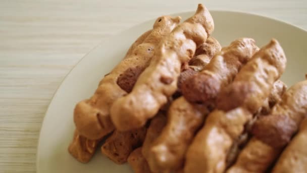Choklad Maräng Pinne Tallriken Franskt Mellanmål Och Dessert Stil — Stockvideo