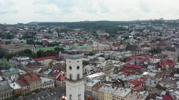 Tower Rynok Square Lviv Ukraine Flying Ukrainian Flag Tourists Top — Vídeos de Stock