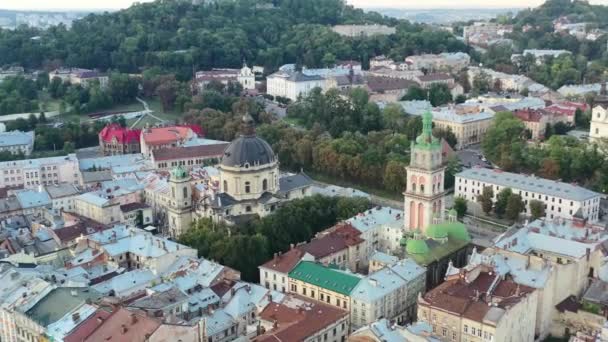 夏天的一天 利沃夫乌克兰一座教堂的空中被位于Rynok广场附近的欧洲城市建筑包围着 — 图库视频影像