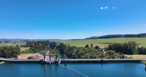 Flight Reverses Hydro Electric Dam Back Lake Gorgeous Day — Stock Video