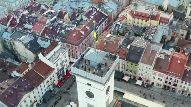 Oekraïense Vlag Wapperen Top Van Een Toren Rynok Square Van — Stockvideo