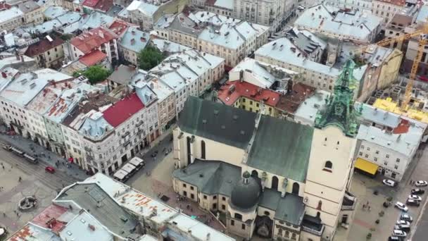 우크라 리비우 근처에 교회의 드론은 건물들로 둘러싸여 — 비디오