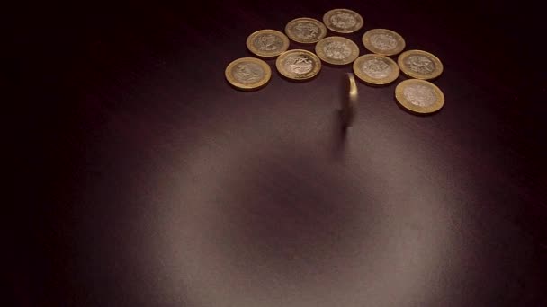 Pesos Munten Met Hand Draaiend Een Houten Tafel Overvloed Rijkdom — Stockvideo