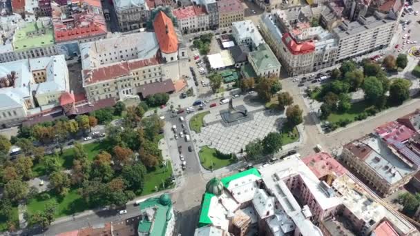 Lviv Ukrayna Nın Central Park Güneşli Bir Yaz Gününde Trafik — Stok video