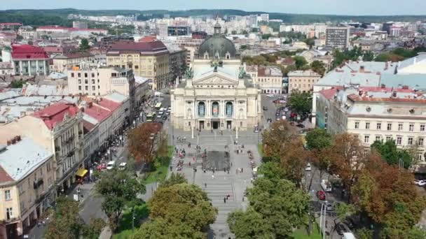 在乌克兰利沃夫的利沃夫国家学术歌剧和芭蕾舞剧剧院的空中 人们开车 在广场上散步 背景是欧洲建筑 — 图库视频影像