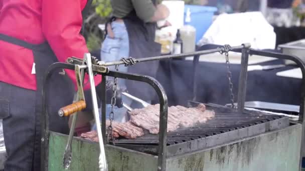 Chef Grelhando Carne Para Serviço Catering Evento — Vídeo de Stock