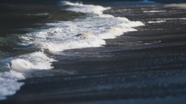 Les Vagues Roulent Lentement Sur Les Hauts Fonds Plage Sable — Video