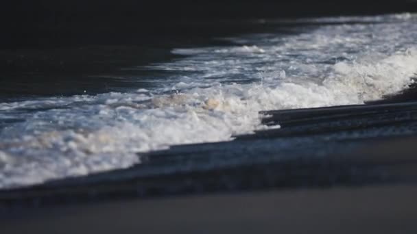 Wellen Rollen Über Den Sandstrand Ersfjord Weißer Schaum Steigt Auf — Stockvideo