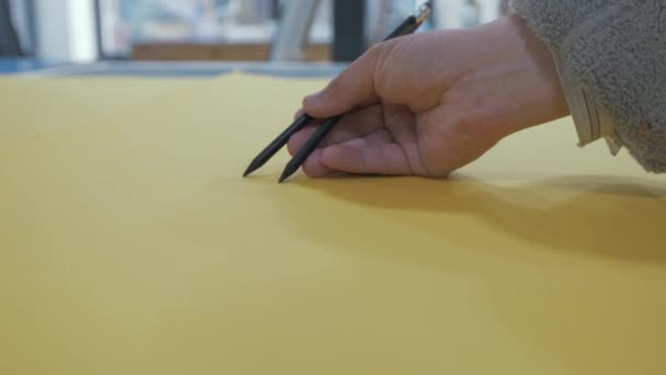 Dibujo Del Artista Con Dos Lápices Sobre Papel Amarillo — Vídeo de stock
