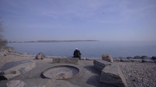 Persoon Toronto Trillium Park Met Hijab Zitten Buurt Van Het — Stockvideo