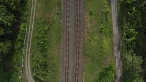 Κάμερα Στραμμένη Προς Κάτω Που Δείχνει Διαδρομή Των Σιδηροδρομικών Γραμμών — Αρχείο Βίντεο