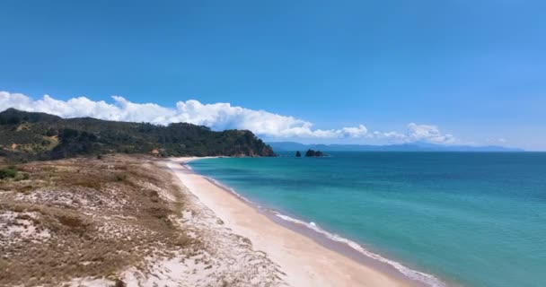 Літаючи Над Білими Дюнами Піском Берега Пляжі Отама Нова Зеландія — стокове відео