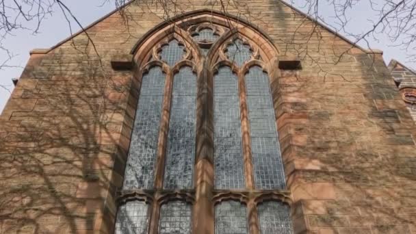 Panning Verticale Della Chiesa Edimburgo Alberi Che Riflettono Nelle Finestre — Video Stock