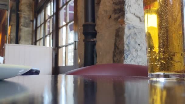 在桌上的玻璃杯里泡啤酒 — 图库视频影像