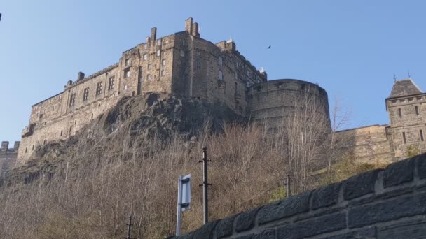 Edinburgh Castle Sett Underifrån Med Fåglar Som Flyger Omkring — Stockvideo