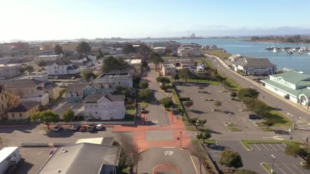 Old Historic Victorian Houses Downtown Eureka Next Waterfront Drone Backwards — Vídeos de Stock