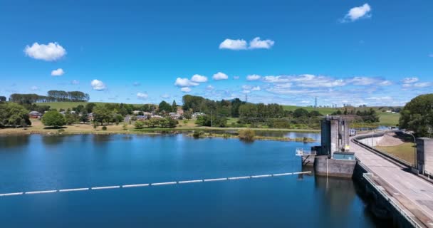 Luchtfoto Close Van Weg Hydro Dam Het Diepblauwe Meerwater Aotearoa — Stockvideo