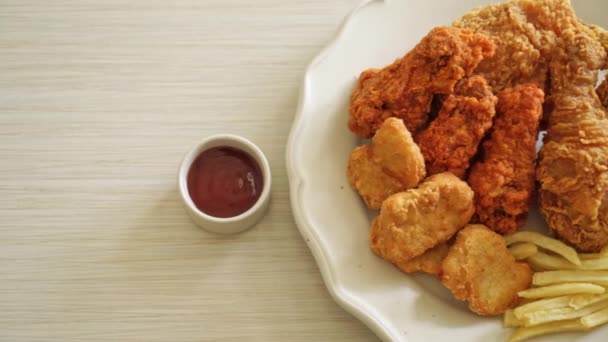 Gebakken Kip Met Frietjes Nuggets Bord Ongezond Eten — Stockvideo