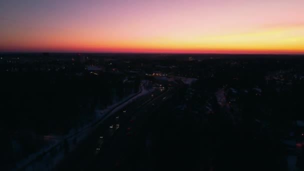 Pomarańczowy Zachód Słońca Niebo Ciemny Handel Autostradą Finlandii Antena Patelnia — Wideo stockowe