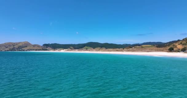 Летите Белым Дюнам Песку Над Сверкающими Морями Отаме Новой Зеландии — стоковое видео