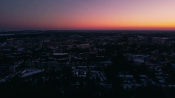日落时分芬兰雪地森林和社区的旋转天线 — 图库视频影像