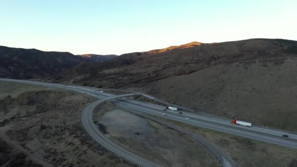 Αυτοκίνητα Και Φορτηγά Ταξιδεύουν Στο Grapevine Pass Που Συνδέει Los — Αρχείο Βίντεο