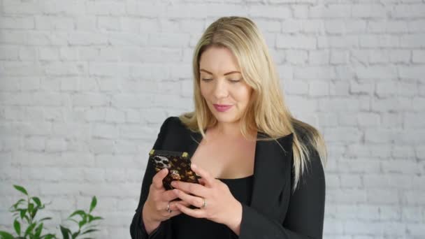 Sukces Blondynki Bizneswoman Jest Szczęśliwy Jak Wygrywa Giełdzie Tle Białej — Wideo stockowe