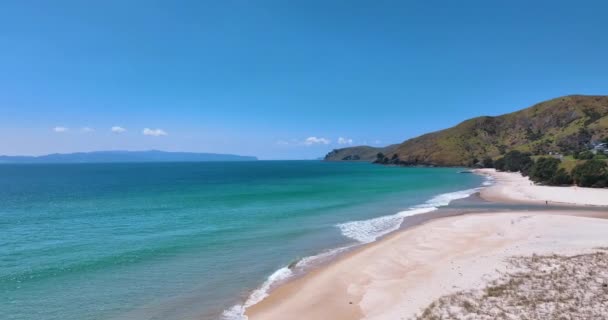 オタマビーチでオタマ川と白い砂の上を飛ぶ ニュージーランド — ストック動画