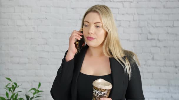 Blonde Businesswoman Phone Girl Holding Takeout Coffee Cup Break Office — Vídeo de Stock