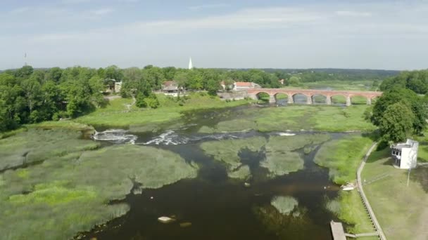 Vuelo Río Abajo Río Venta Vuelo Través Cascada Más Ancha — Vídeo de stock