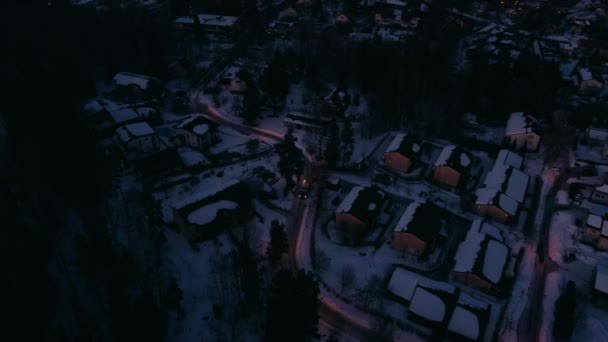 Aerial Parallax Landsbygden Bostadsområde Väg Finland Skymningen — Stockvideo