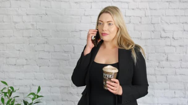 Μια Ελκυστική Επιχειρηματίας Που Περιμένει Στο Τηλέφωνο Έναν Καφέ — Αρχείο Βίντεο