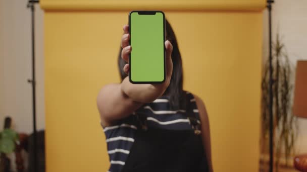 Genç Asyalı Kadın Sarı Bir Stüdyoda Yeşil Renkli Bir Anahtarla — Stok video