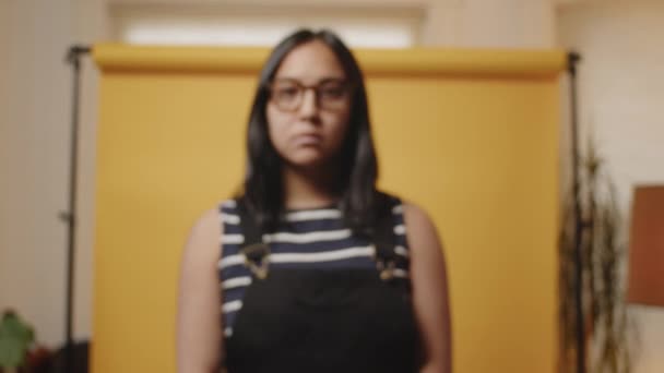 Молодая Азиатка Смотрит Камеру Показывая Эмоций Студии — стоковое видео
