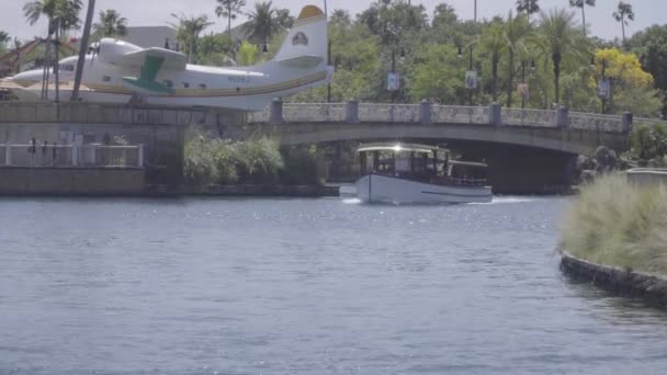 Ein Boot Fährt Unter Einer Belebten Brücke Voller Menschen Vorbei — Stockvideo