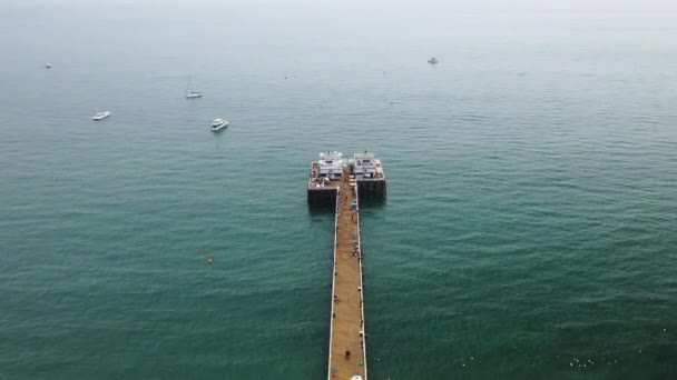 Folk Som Hänger Runt Malibu Pier Med Båtar Nedskräpade Havet — Stockvideo