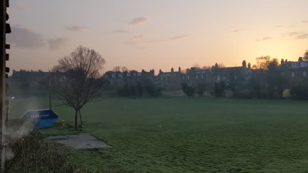 Matahari Terbenam Taman Edinburgh Dengan Asap Keluar Dari Rumah — Stok Video