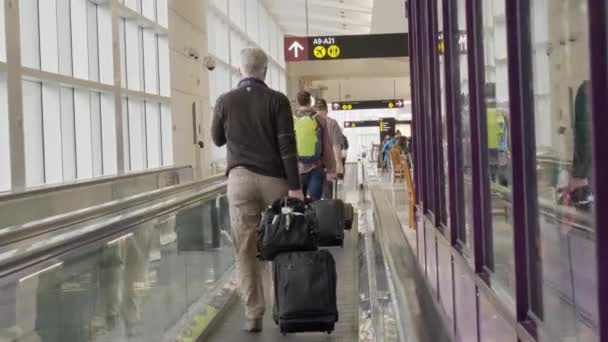 Visszapillantás Seattle Tacoma Nemzetközi Repülőtér Indulási Kapujába Tartó Emberekre — Stock videók