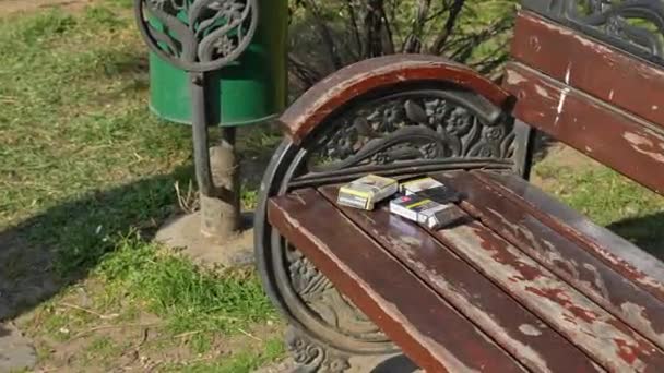 People Abandoning Cigars Bench Europe Cleaning Themselves Cigars Package Bench — Stockvideo