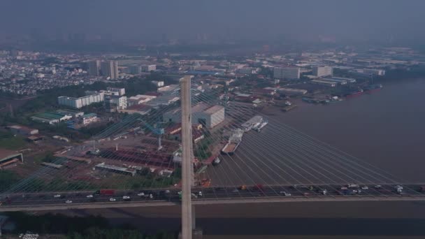 在越南胡志明市Saigon河对岸的Phu My桥缓慢跟踪 无人驾驶飞机拍摄的照片显示 在早晨的浓雾中 有车辆驶过大桥 — 图库视频影像