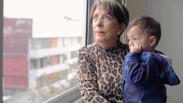 Närbild Latin Mormor Och Hennes Sonson Tittar Genom Fönstret Mexico — Stockvideo