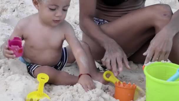 Joven Latina Mamá Jugando Con Hijo Playa Una Tarde Nublada — Vídeo de stock