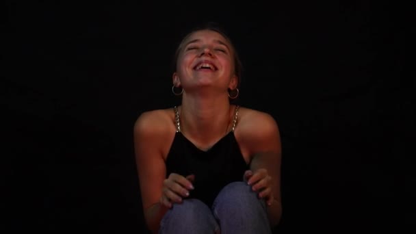 Adolescente Feliz Sonriente Feliz Sentada Frente Fondo Negro — Vídeos de Stock