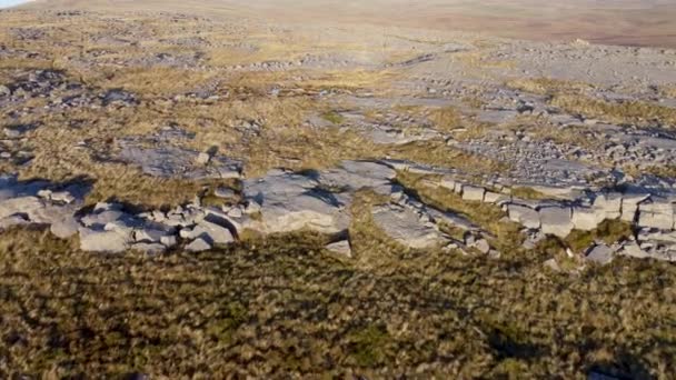 Een Lucht Drone Schot Vliegen Rotsachtige Berg Landschap Met Een — Stockvideo