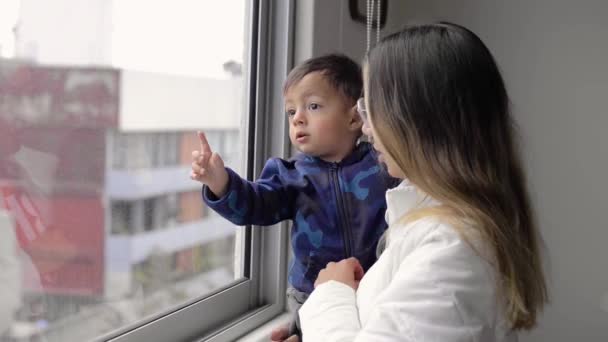 Latin Mother His Son Watching Birds Fly Window Mexico City — стоковое видео