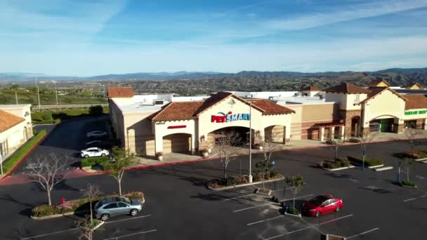 Petsmart Store Een Buitenwijk Drone Nadering Boven Parkeerplaats — Stockvideo