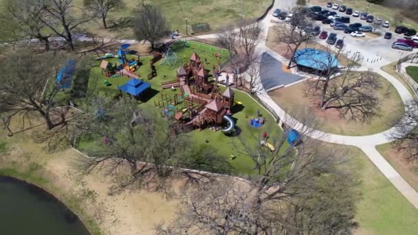 德州高地村的联合公园里孩子的Kastle游乐场的空中录像 照相机计划从右到左 — 图库视频影像